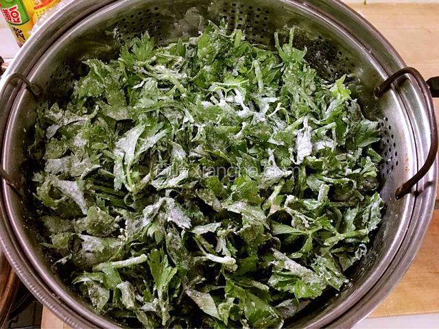 放到蒸锅里，蒸屉上提前抹点油以防粘锅，开锅后再蒸10分钟左右就可以了。