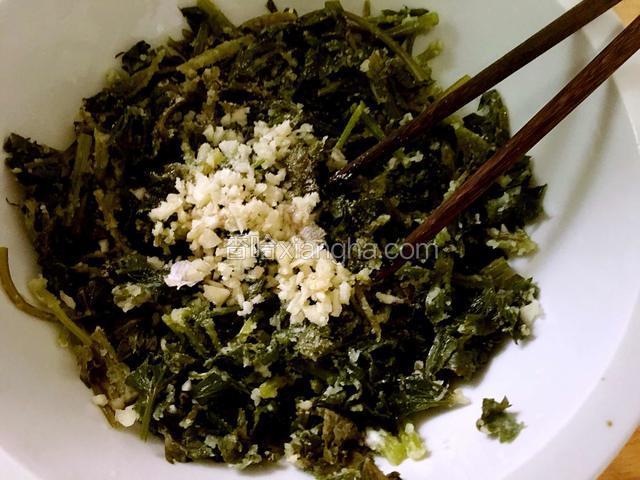 蒸好后倒在盆里，放盐鸡粉蒜粒芝麻油，用筷子拌均就可以吃了。