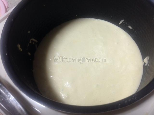 然后放预热的电饭煲里倒进电饭煲里！放好后把电饭煲拿起来在震动一下！就是把空气排掉！
