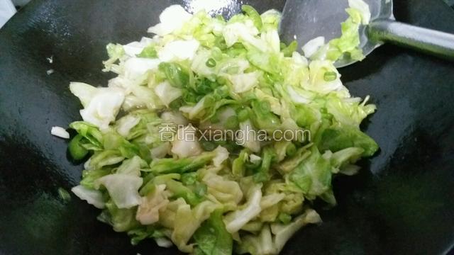 热锅凉油放入姜蒜尖椒炒出香味
再放入腌制好的菜，炒制断生再
加入高汤炒至2分钟放入葱花