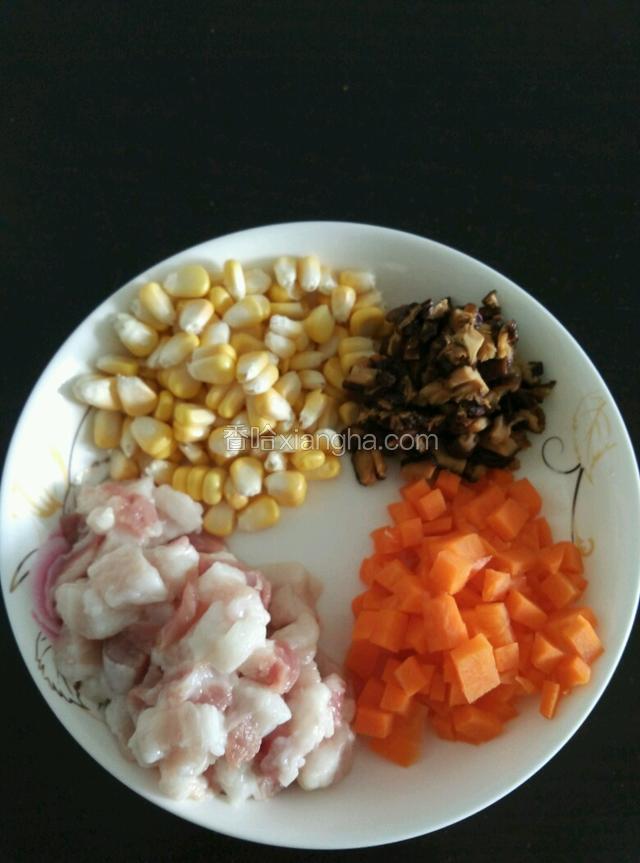 香菇泡发切丁，玉米掰粒，胡萝卜切丁，猪肉像平时切的那样就可以了，米洗好准备着！