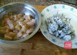 火龙果炒鸡丁的做法图解2