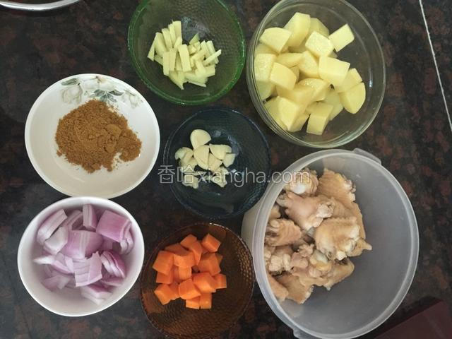 鸡翅膀切成小块，过水后捞出沥干备用，土豆、胡萝卜、洋葱剥皮切成小块备用。准备好适量姜蒜和200g以内的咖喱粉。