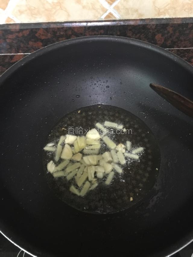 把锅烧热倒入适量的花生油，待油六成热倒入姜蒜爆香。