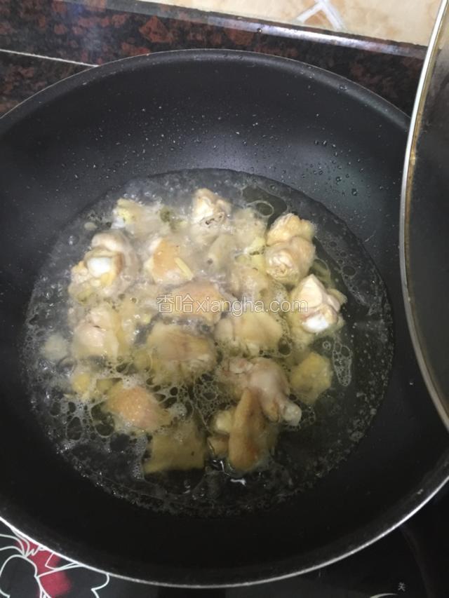 加入适量清水，盖上盖子焖，等到水开了改文火焖五分钟。