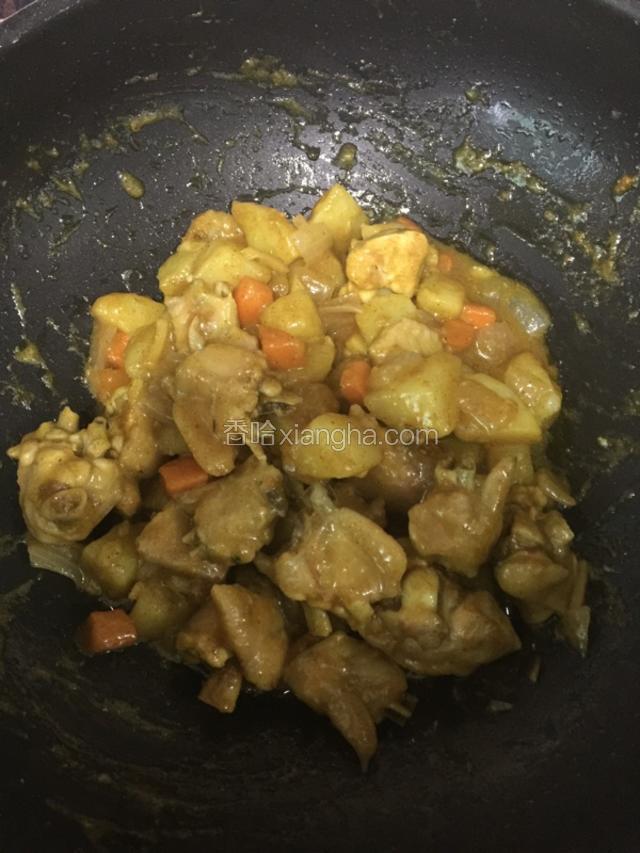 十分钟后再加咖喱粉，然后轻轻翻炒至收汁即可。