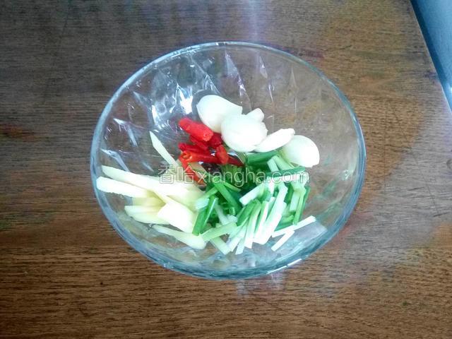 准备葱姜蒜，朝天椒