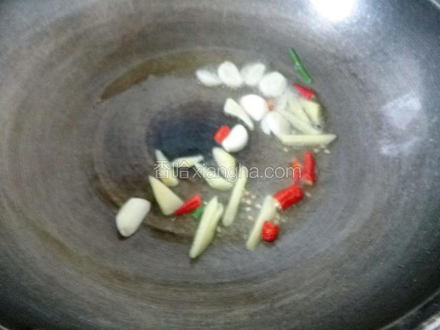 多一点油爆香葱姜蒜辣椒