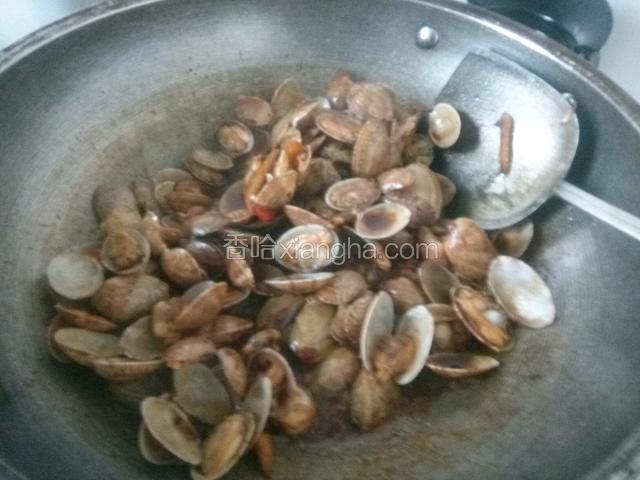 加料酒，老抽，豆瓣酱，一点清水，多翻炒一会