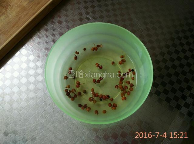 将花椒粒放入小碗，倒少量的开水，备用