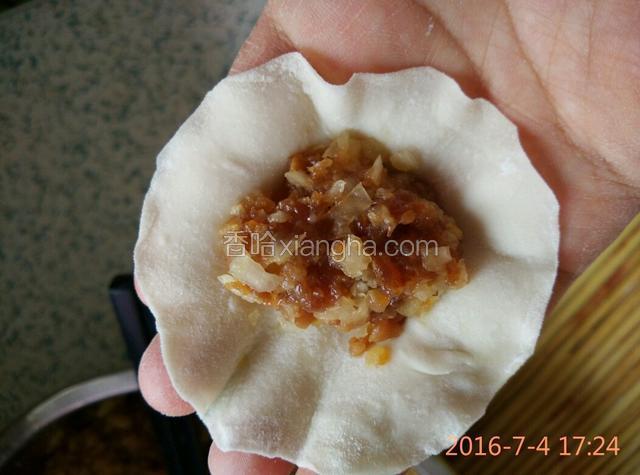 拿一个皮在手心，馅料放中间