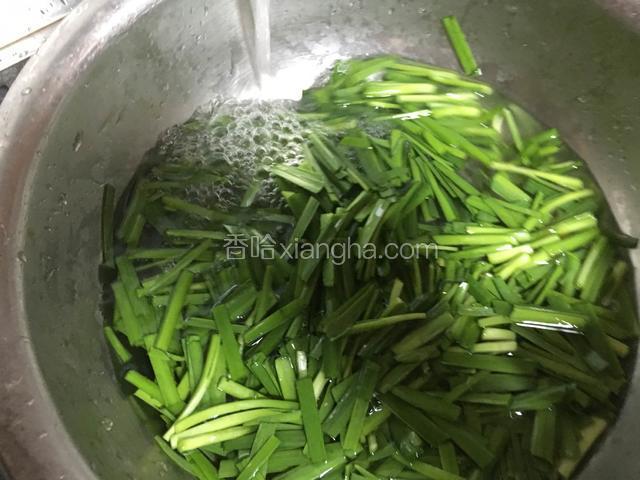 韭菜切段清水冲洗干净；