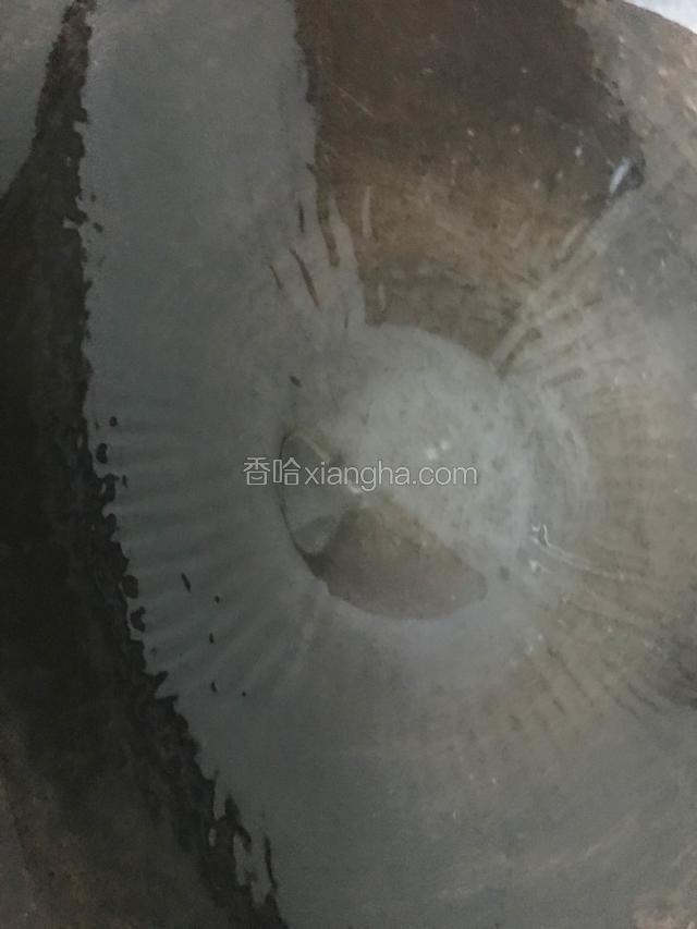 油锅热油，倒入适量食用油；