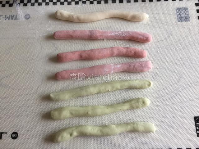 取适量面团，按自己的心意来分颜色，排气后搓长条