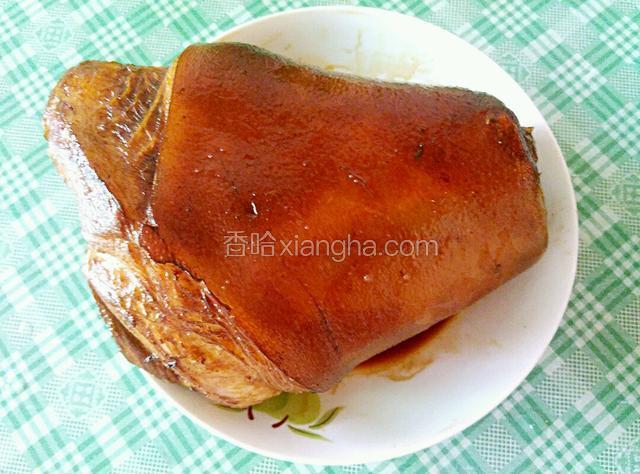 捞起来放盘子备用，也可以直接放入另一个锅里。