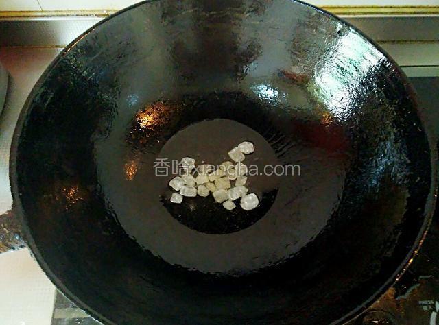 取净锅放食用油，放入冰糖小火熬化。