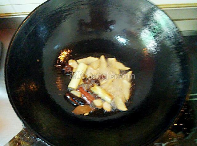冰糖溶化后，放入葱姜蒜，大料，花椒，桂皮，干辣椒，香叶炒香。