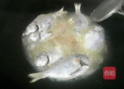 油炸海鲫鱼的做法图解2