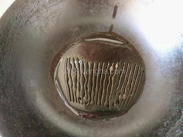 热锅内放入油