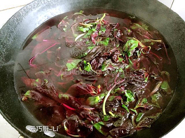 锅里开水，把苋菜焯一下水。苋菜变软捞出来。