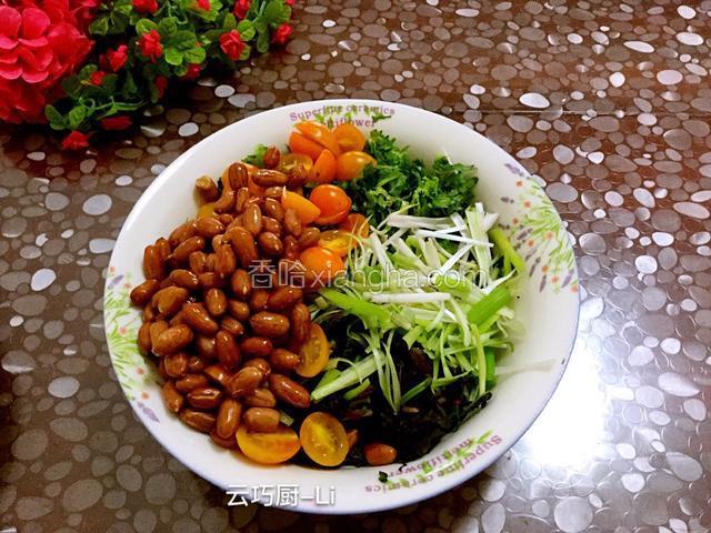 用一个大容器把切好的食材依次放进去，最后放上葱丝。