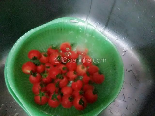先用流水冲洗2分钟；