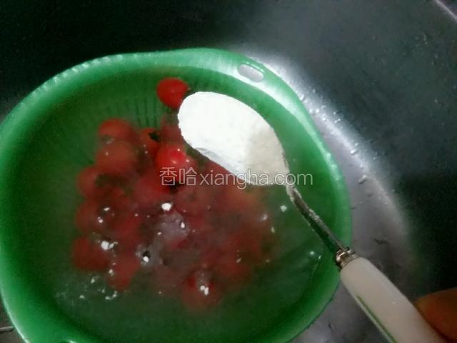 加一勺面粉搅匀浸泡10分钟；