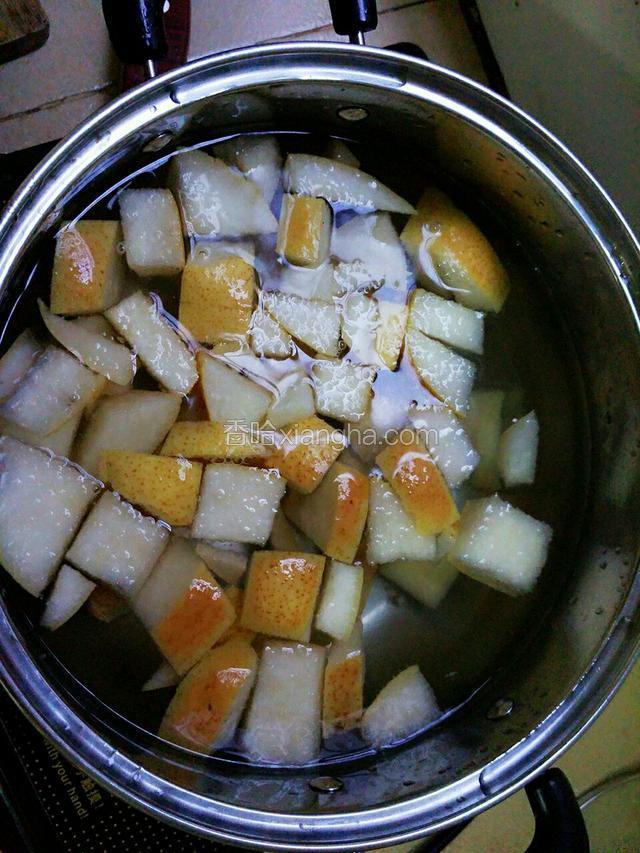 大火烧水，烧开后加入雪梨煮10分钟