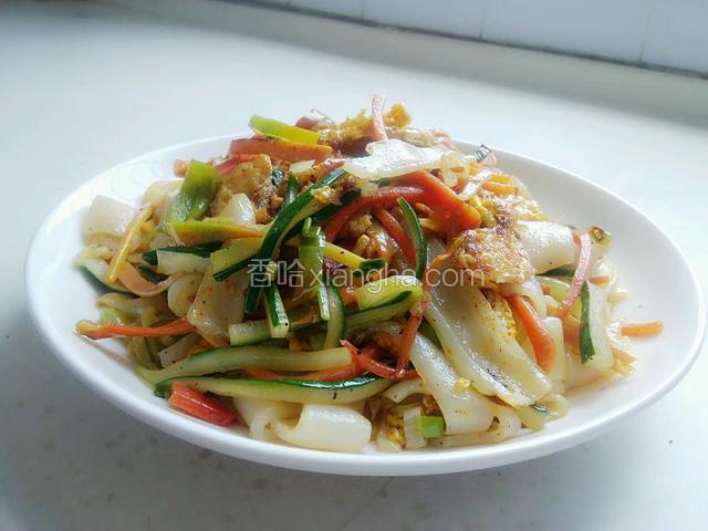 一份香喷喷的炒米皮就做好了，简直太香了。