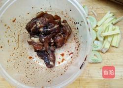 扁豆丝炒肉的做法图解2