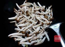 彩椒炒蟹味菇的做法图解3