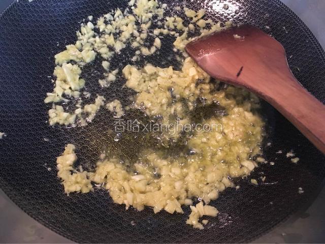 锅中倒入适量的油，将姜末倒入锅中炒香炒焦黄！