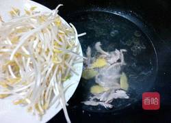 瘦肉绿豆芽汤的做法图解5