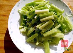 彩椒芹菜炒肉丝的做法图解1