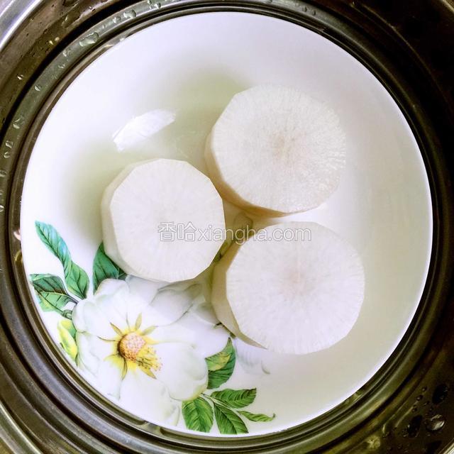 上蒸笼，开大火，水开后转小火慢炖1小时