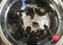 木耳炒蛋的做法图解1