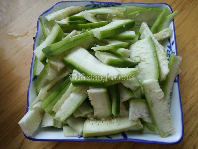 丝瓜切成长条备用