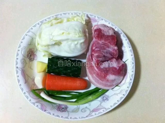 主料：卷心菜 肉 黄瓜 胡萝卜 葱 姜 蒜