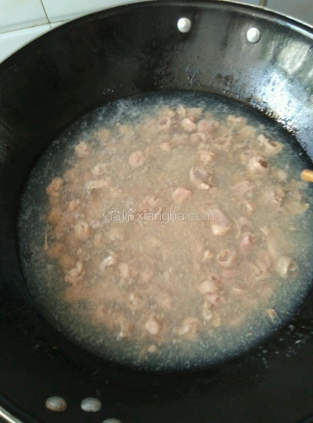 下入腌好的主料，再次加点料酒、胡椒粉、姜末，煮开后立即关火。