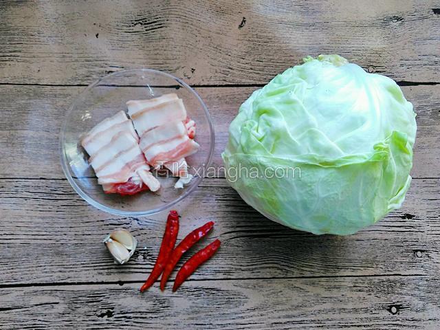 准备食材。卷心菜(我比较习惯叫包菜)，五花肉，干辣椒，蒜瓣。