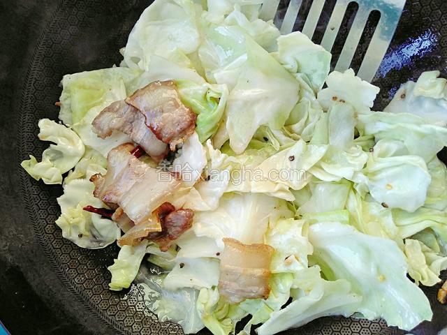 将五花肉重新放入锅中。