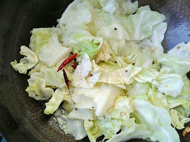翻炒均匀至包菜断生。