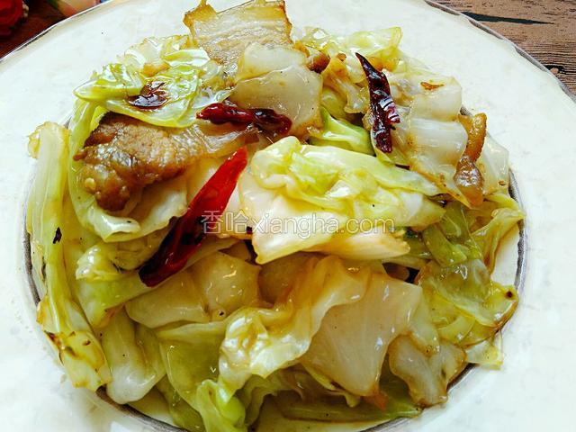 色泽红白相间，口味麻辣鲜香。