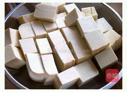 香辣青豆烧豆腐的做法图解1