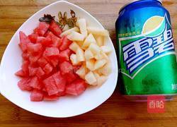 冰镇雪碧水果饮的做法图解3