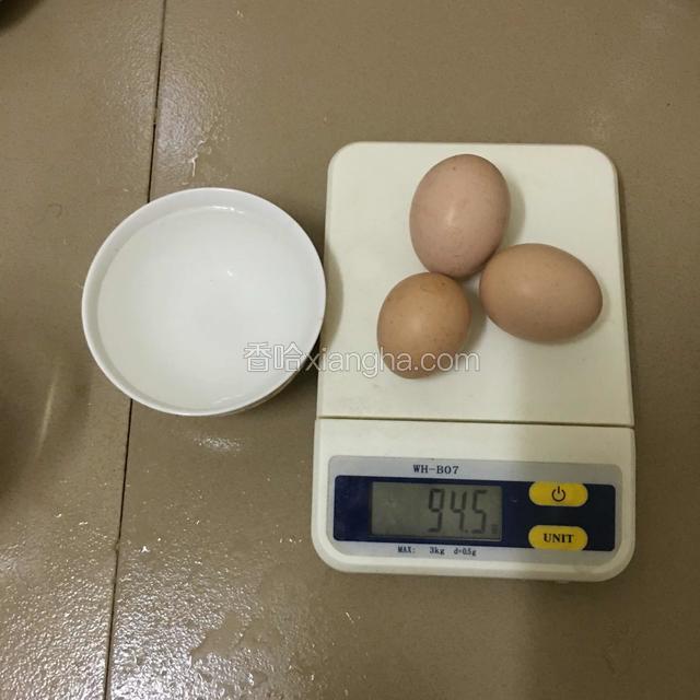 将鸡蛋与泉水准备好（鸡蛋与水的比例是1/2的比例）