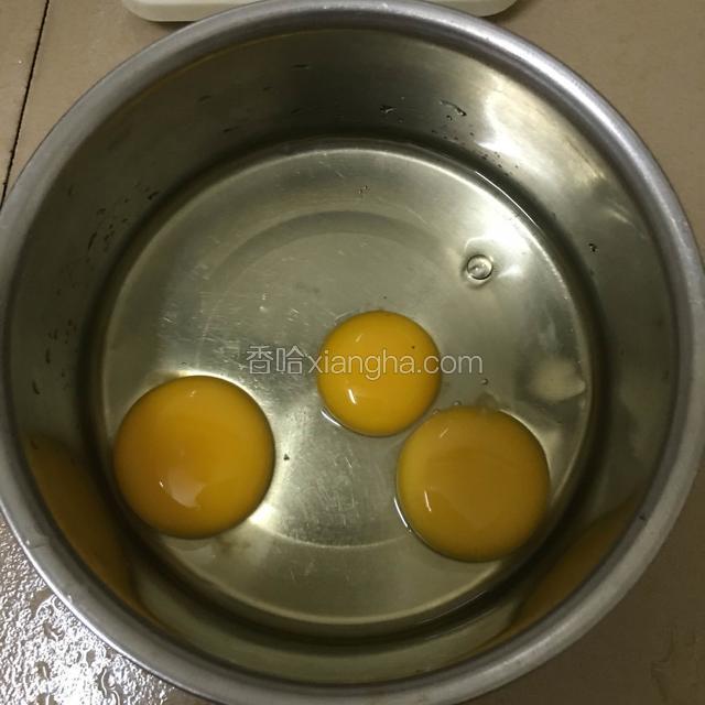 把鸡蛋打入深碗中
