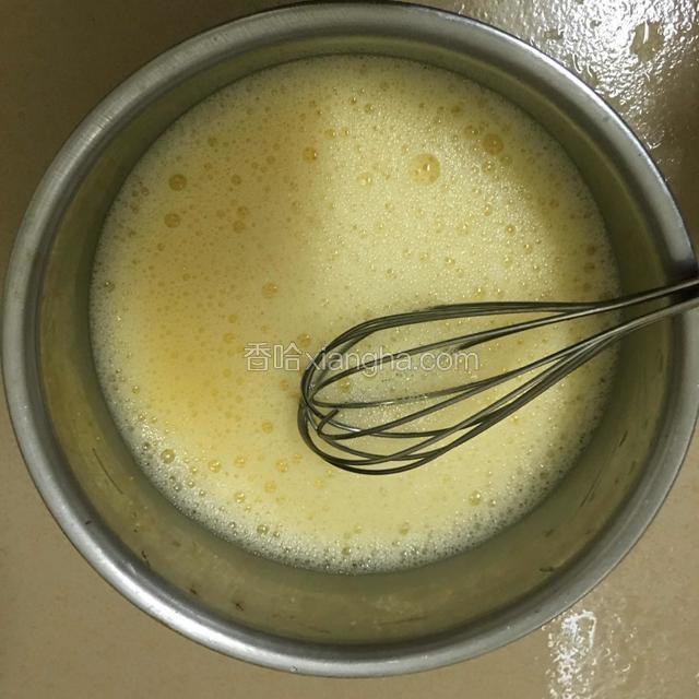 加入适量的盐与180克的冷水用打蛋器搅拌均匀