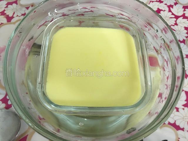 盖上保鲜膜煤气中火蒸15分钟即可，拿出隔水摊冷