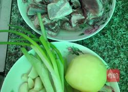 土豆粉蒸排骨的做法图解1